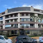 Predio Frente Mar Com Apartamento Canas